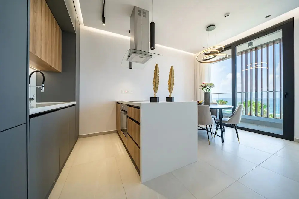 2 Bedrooms Executive Apartment with sea view