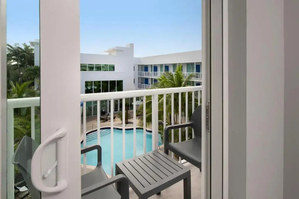 Standard room with pool view