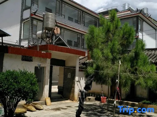 Yulong Hongyuezhuang Inn