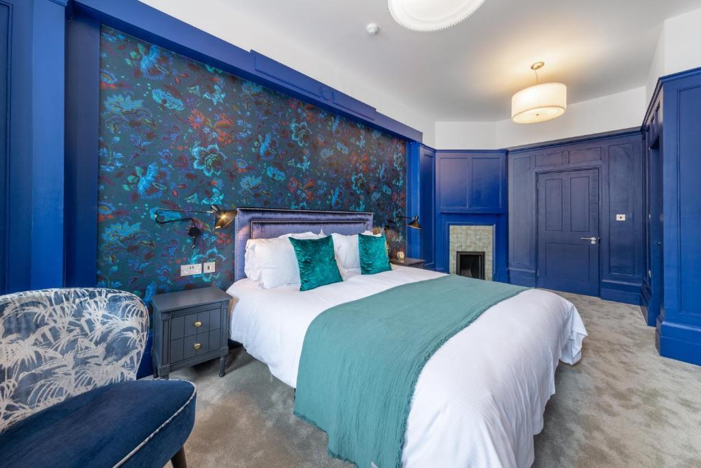 The Rose & Crown by null