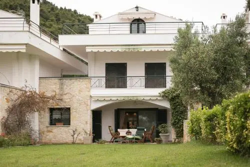 4bdr Beachfront House In Kalandra