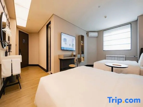 Deluxe Quadruple room with street view twin beds