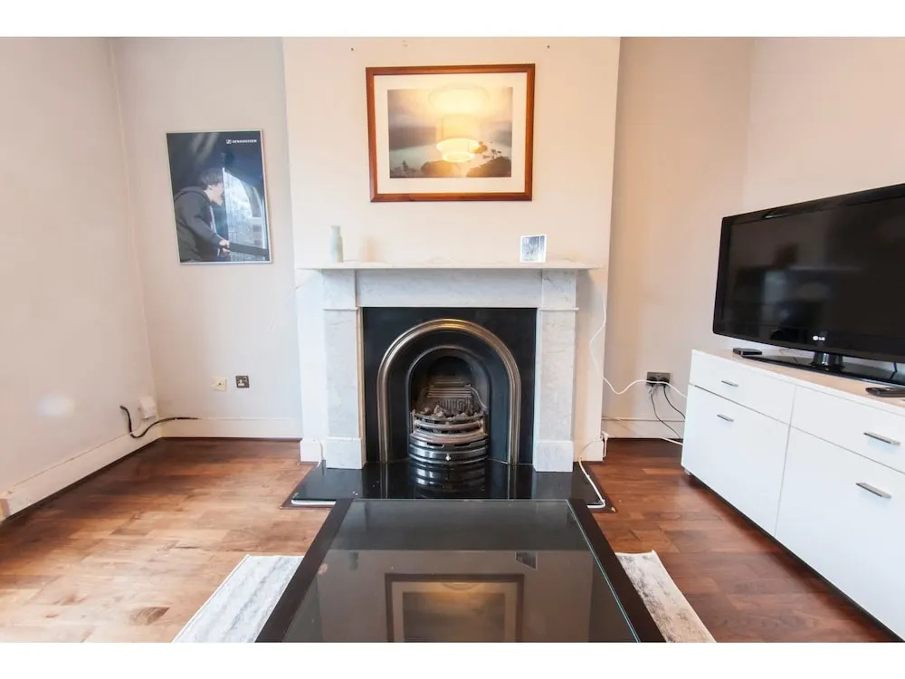 Spacious 2 Bedroom Flat in Queens Park - Sleeps 6