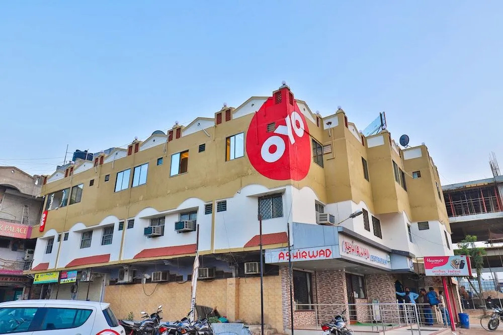 OYO 19501 Hotel Silver Palace