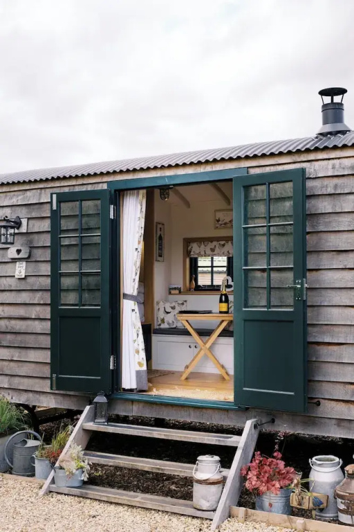 Shepherd's Hut- Hot Tub- Wellness Spa- Wood Burner