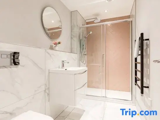Bright & Stylish King Bed Apt w/ Free Gym & WI-FI