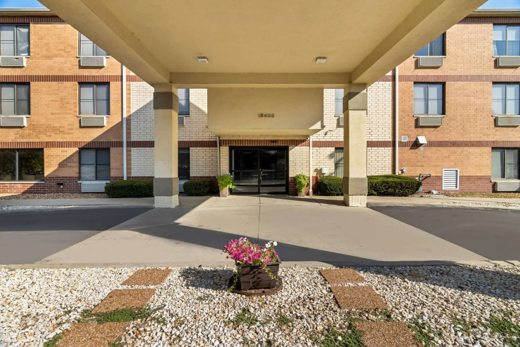 Comfort Inn & Suites near Tinley Park Amphitheater