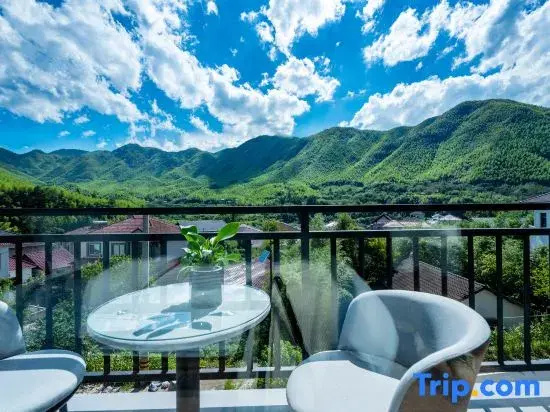 Dragon Pool Inn (Anji Zhangcun Longwang Mountain Gorge Rafting Branch)