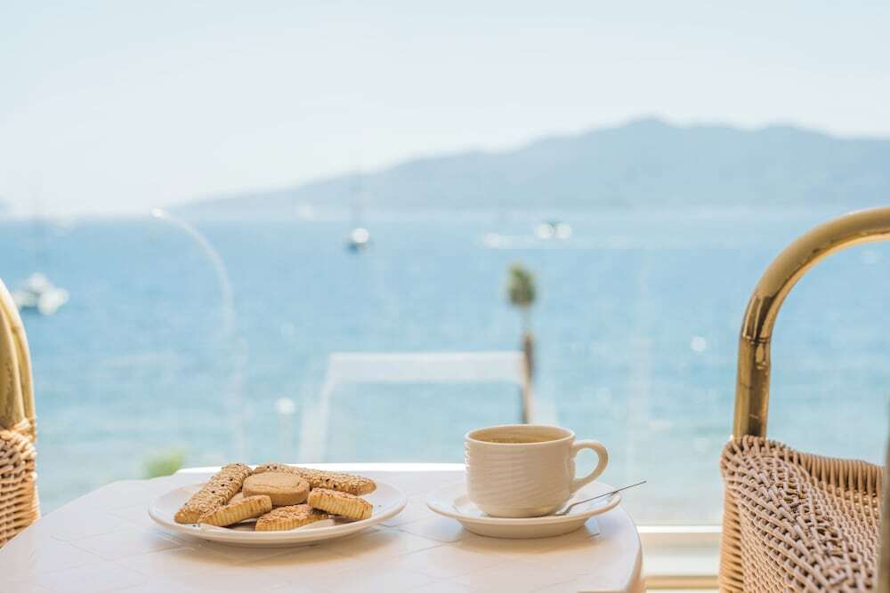 Двухместный номер Standard с балконом и с видом на море двуспальная кровать в Point Beach Hotel
