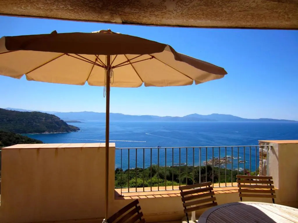 2 Bedrooms Apartment with sea view