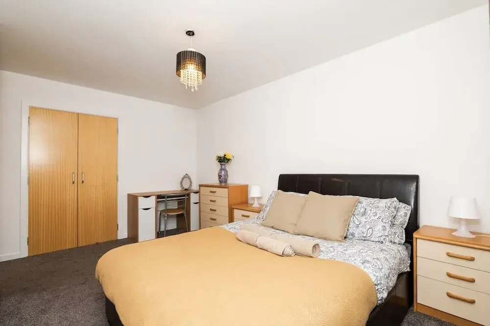 3 Bedroom House - Free Parking