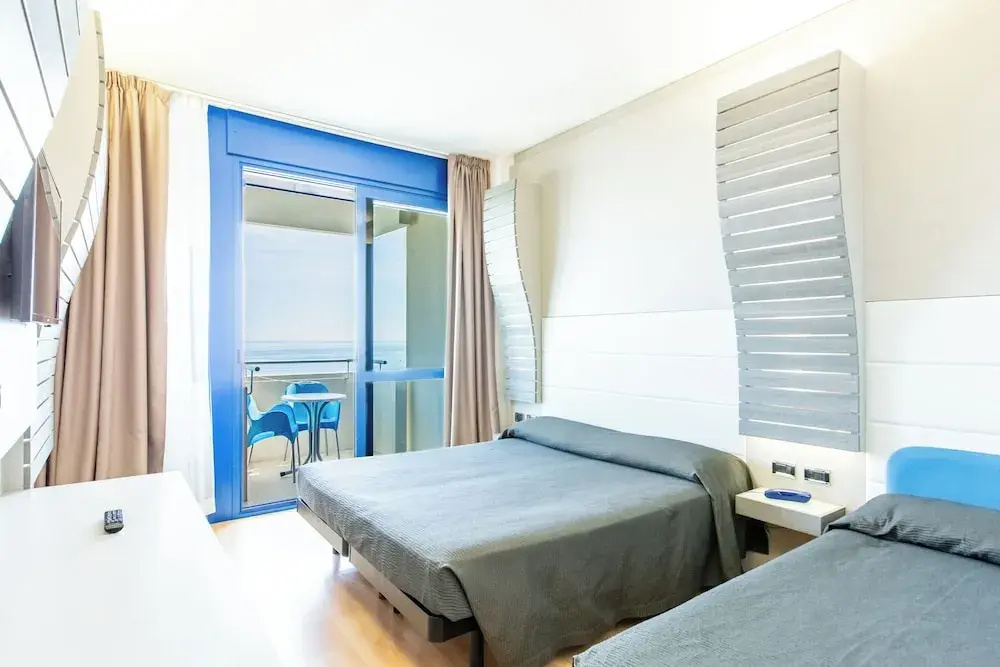 Deluxe Triple room with balcony and with sea view