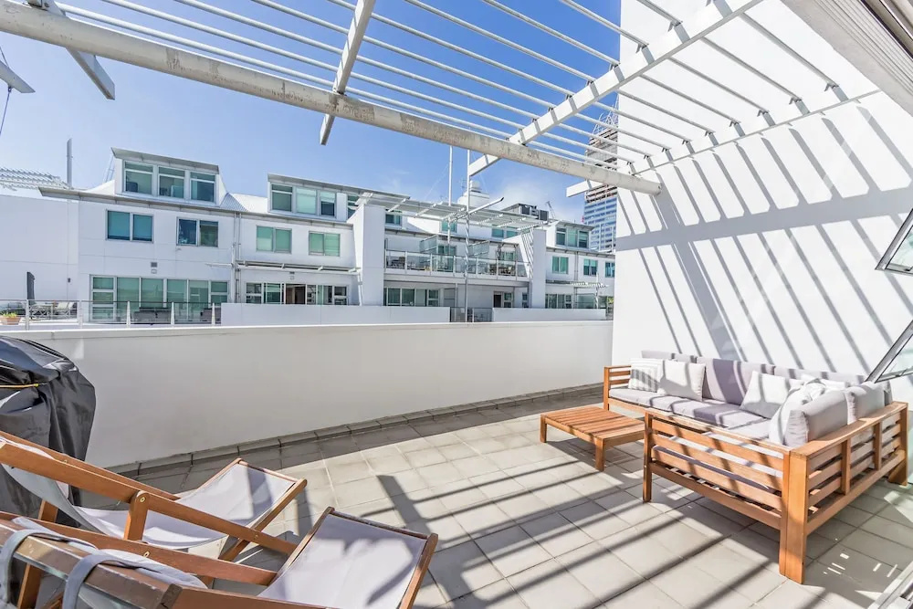 Elegant 2BR Princes Wharf Apartment