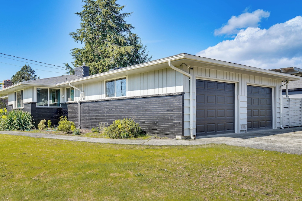3 Mi to Point Defiance Park: Family Home w/ Yard!