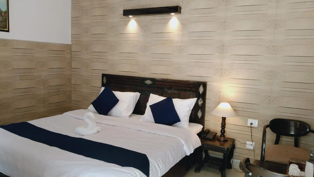 Deluxe Double room (full double bed)