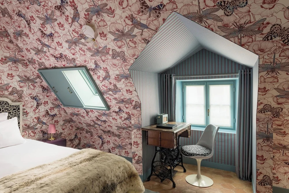 Hôtel du Petit Moulin, Haute Couture hotel by Lacroix 44