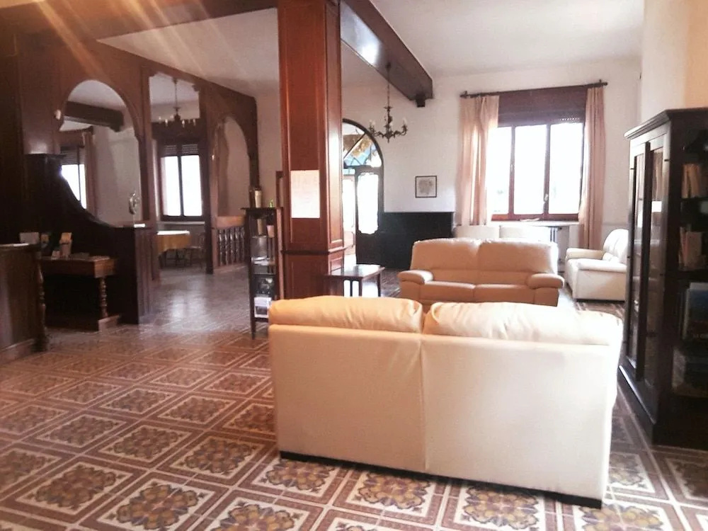Lobby & Reception