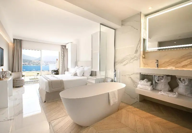 1 Bedroom Suite with balcony and with sea view