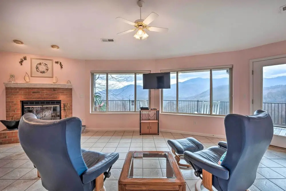 Charming Burnsville Apt w/ Mountain Views & Deck! - фото 5