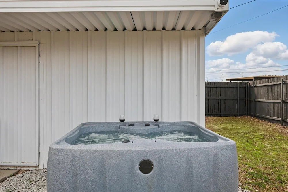 Modern 2BR Unit Hot Tub Outdoor Lounge