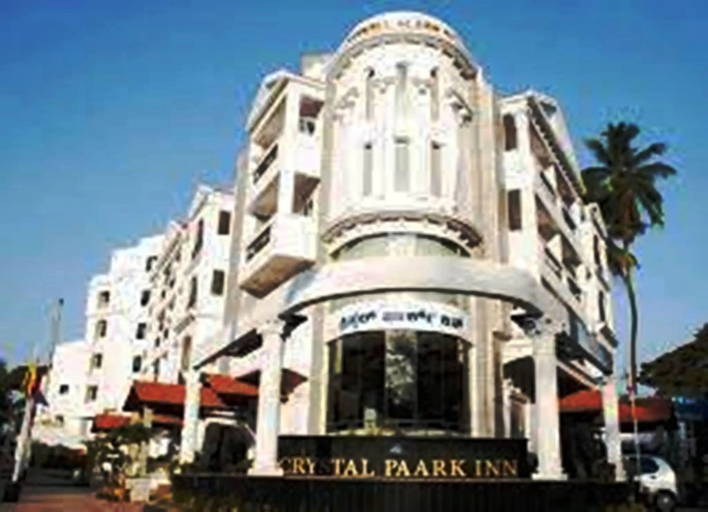 Capital O 18260 Hotel Crystal Park Inn