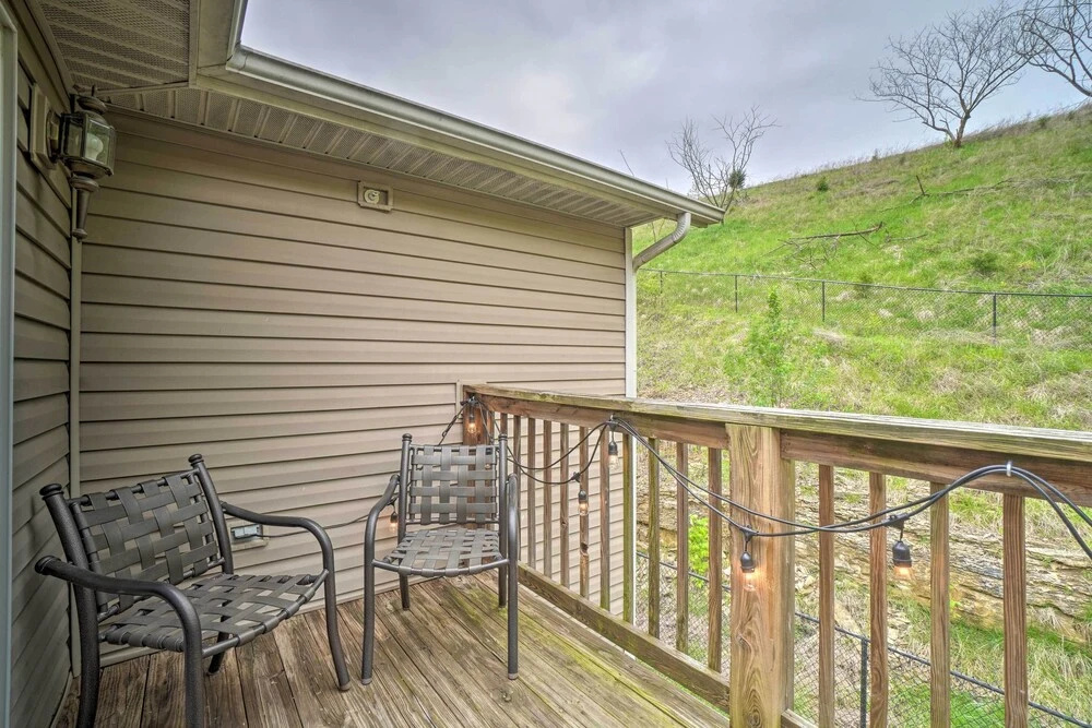 Modern Condo w/ Deck ~ 7 Mi To Branson Landing!