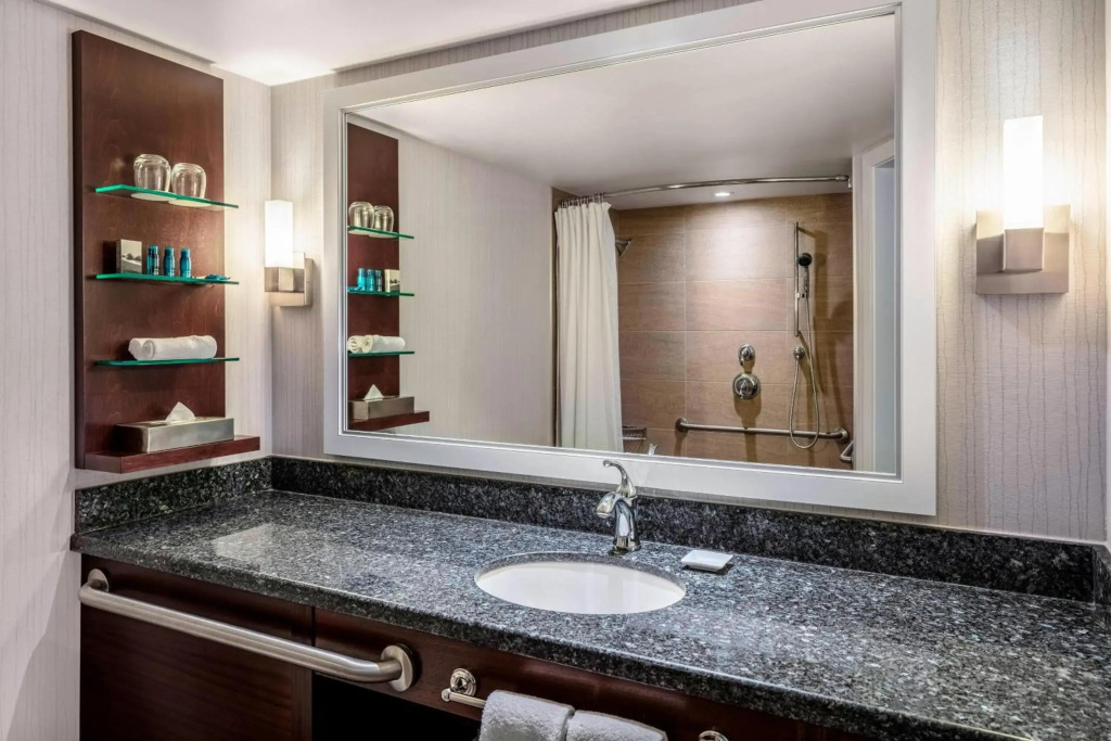 Delta Hotels by Marriott Burnaby Conference Centre - фото 11