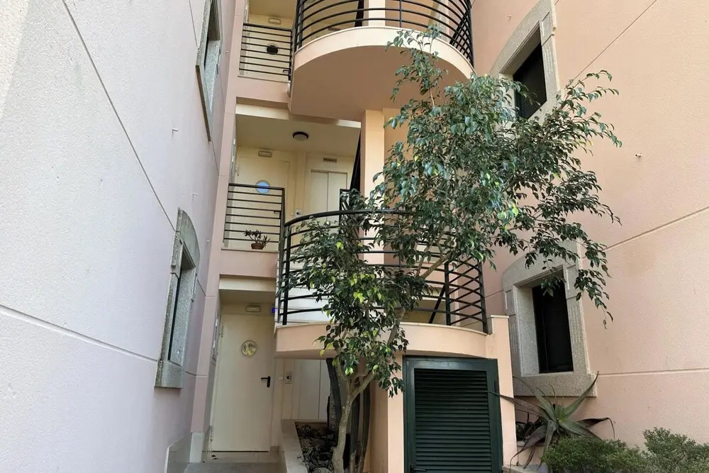 2 Bed Apt Sleeps 4 - Two TVs - Free Parking