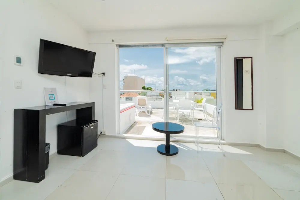 Presidential Double Suite with partial ocean view (full double bed)