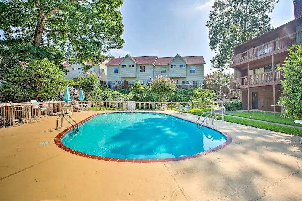 Lake-view Balcony: Sunny Hot Springs Condo! — фото 2