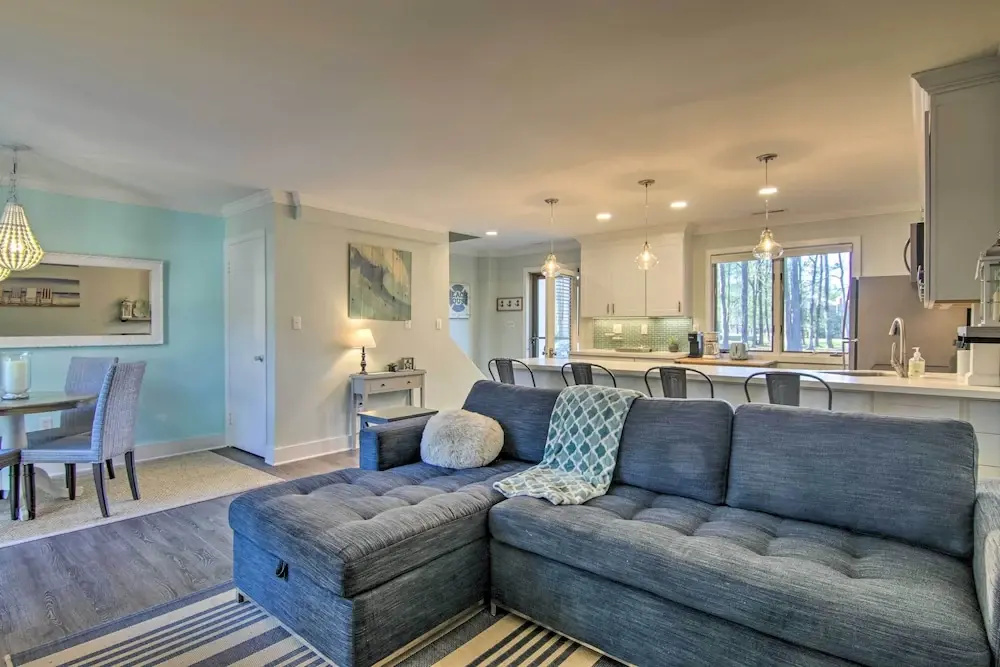 Townhome w/ Outdoor Shower < 1 Mile to Downtown