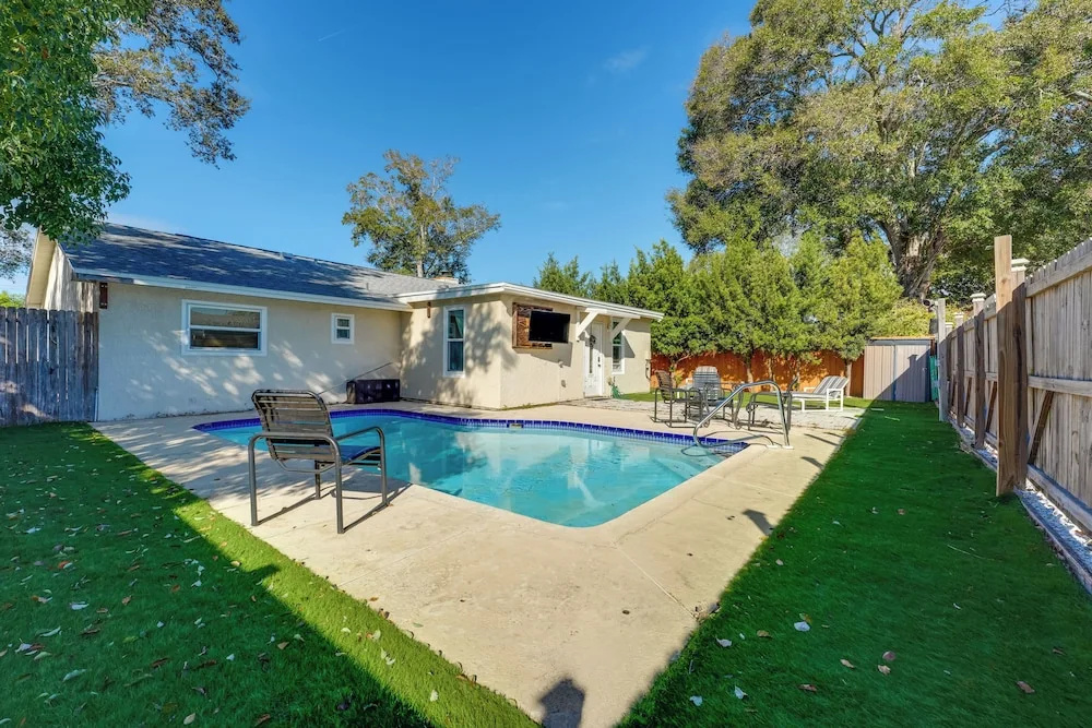 Pool & Patio Access: Breezy Getaway in Palm Harbor