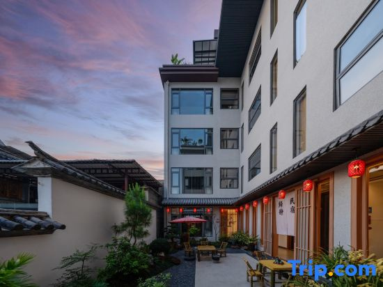 Mangshi Guijing Homestay (Dai Ethnic Ancient Town)