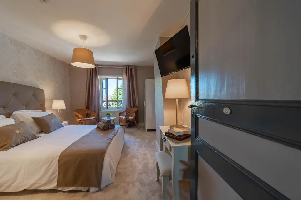 Deluxe Double room (full double bed)
