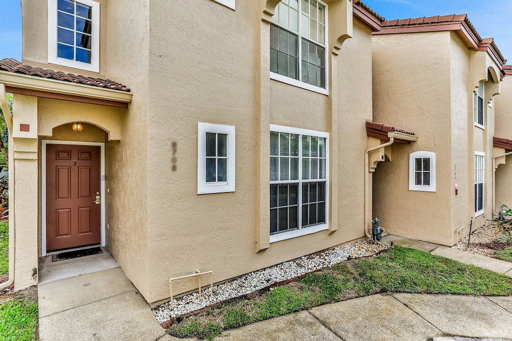 Breezy Townhouse With a Pool, hot Tub, Patio, Central AC, and Washer/dryer