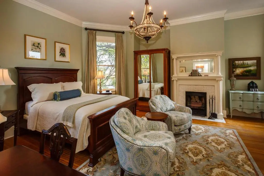 Classic Double room (full double bed)