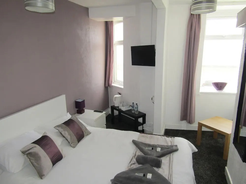 Deluxe Double room with sea view (full double bed)