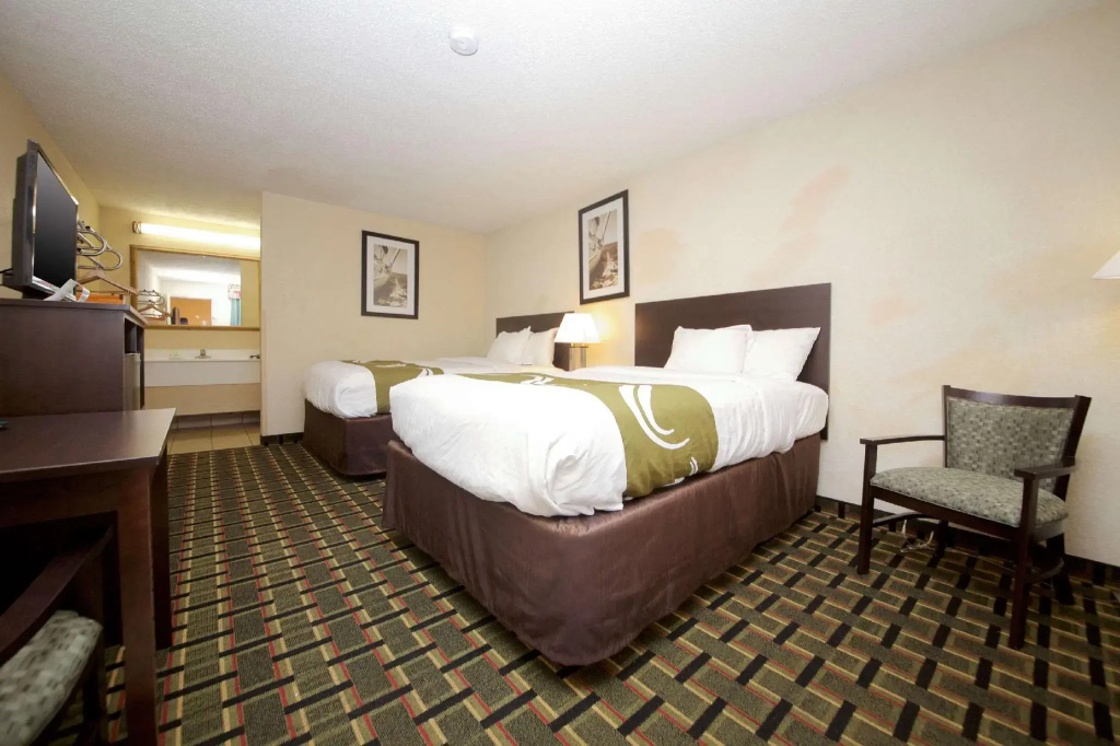 Standard Quadruple room with pool view