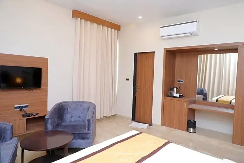 Deluxe Double room (full double bed)