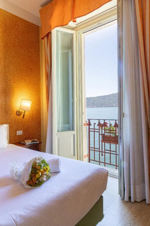 Deluxe Double room with lake view (full double bed)