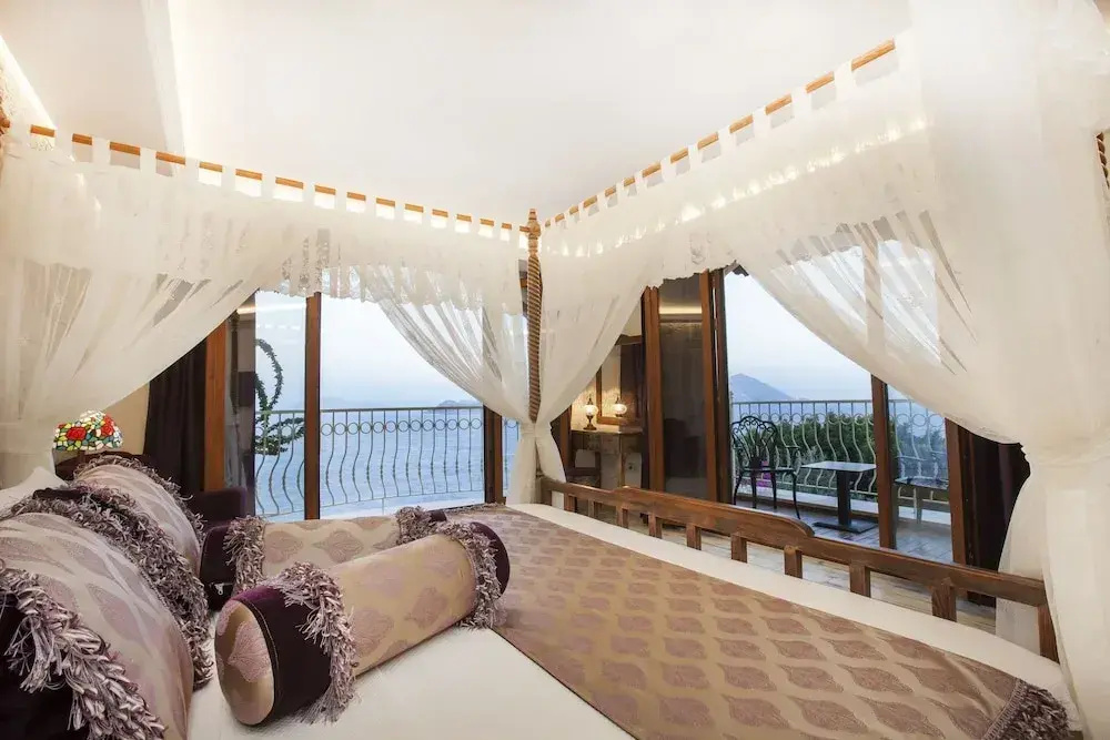 Deluxe room with balcony and with sea view