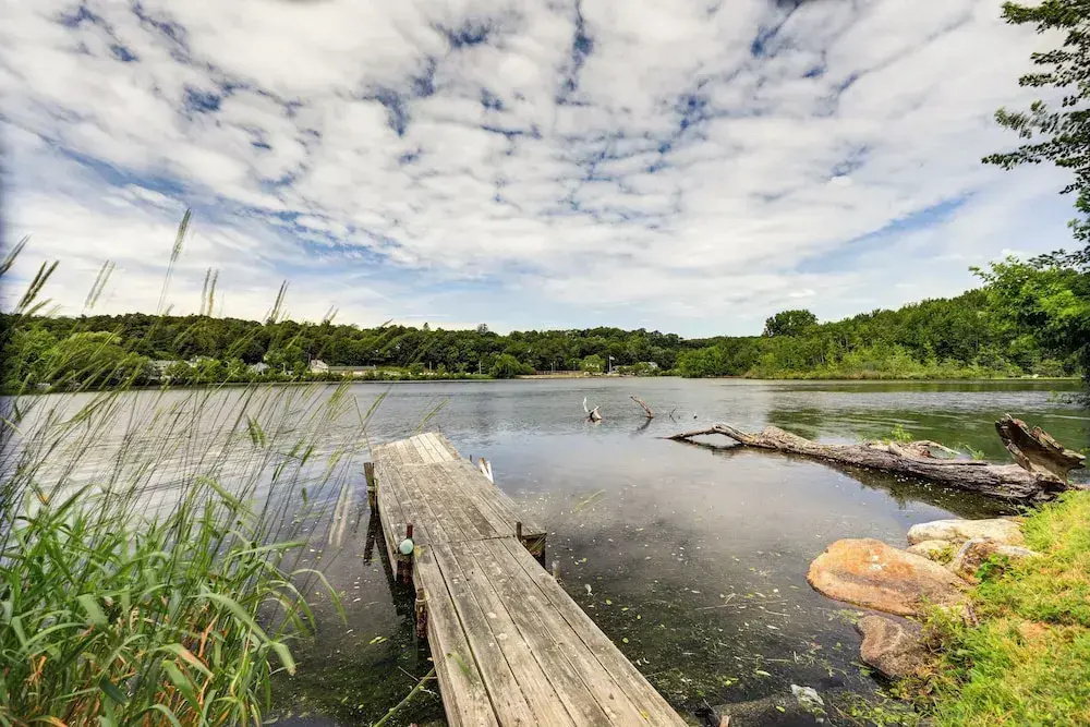 Lakefront Cottage 2 Mi to Palladium in Worcester!