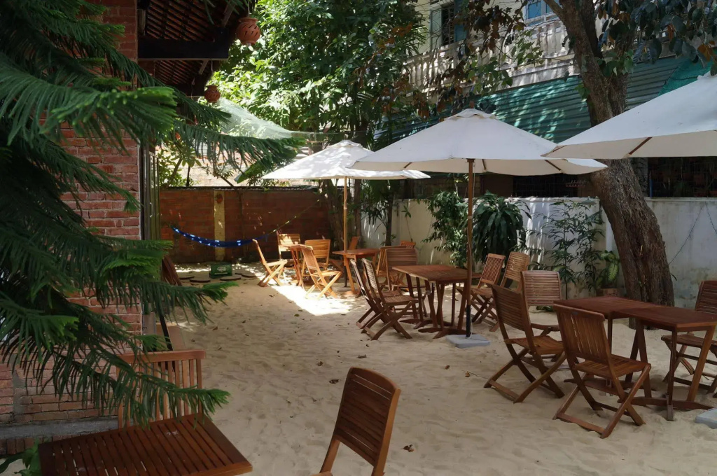 Oasis Bar and Hostel