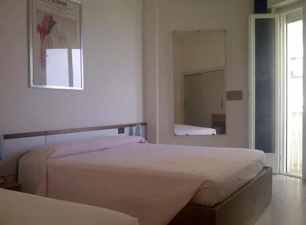 Standard Triple room with sea view