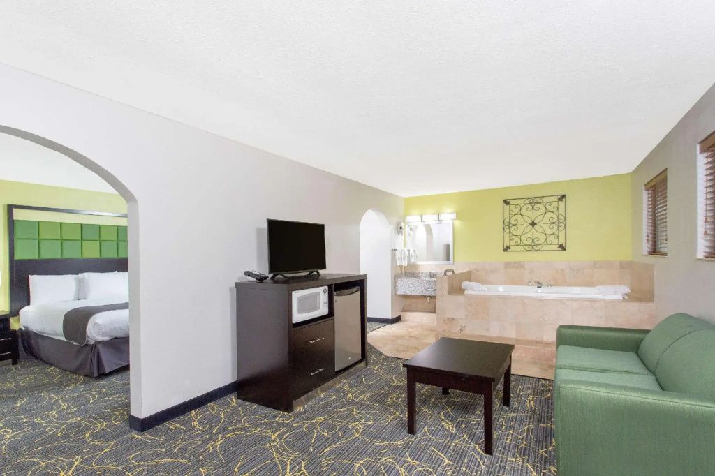 Deluxe Double Suite (full double bed)