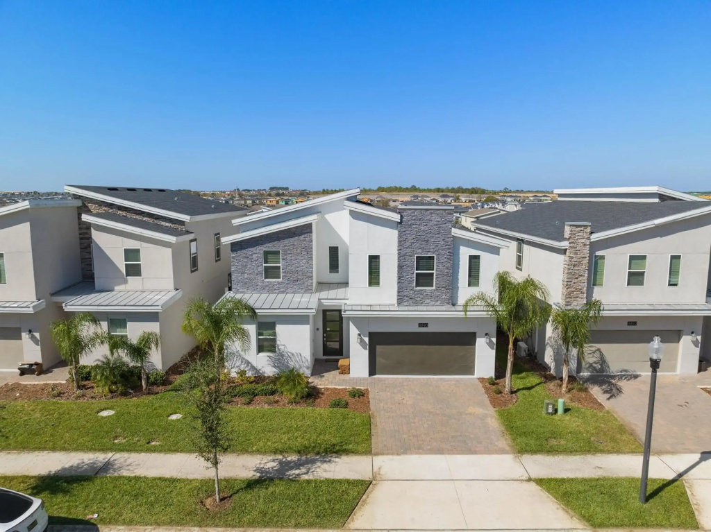 8 Bedroom Resort Style Home close to Disney.
