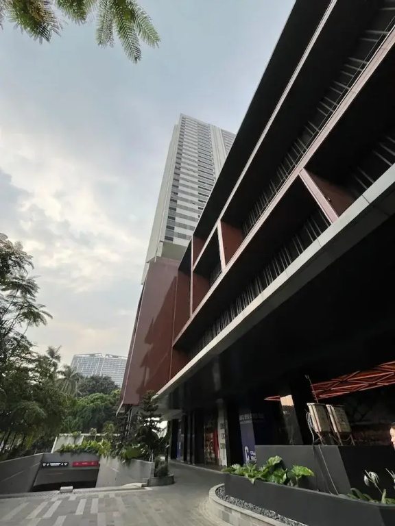Premium Collins Boulevard Near Airport
