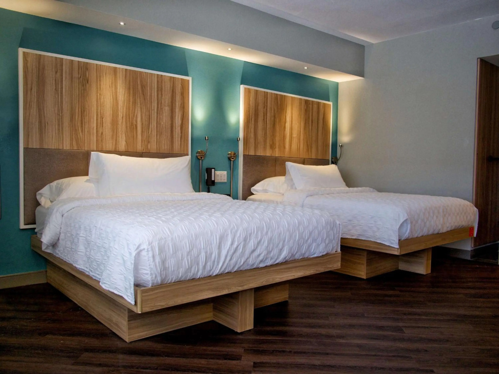 Shade Hotel — 3