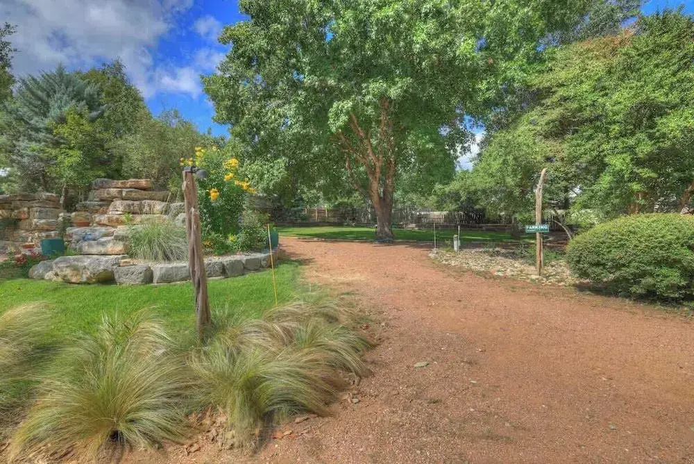 The Willows Retreat - Sleeps 17, Hot-tubs, Close to Main Street!