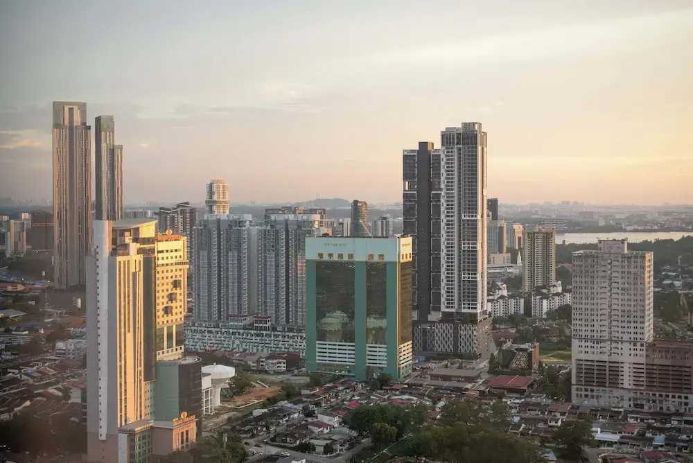 2BR Space Apt Near KSL CIQ JB